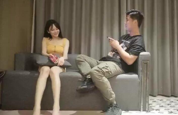 小宝寻花黄衣甜美非常瘦妹子酒店啪啪 沙发舔弄调情上位摩擦侧入猛操 呻 吟娇 喘非常诱人