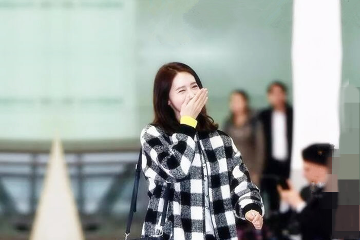 KTV唱 歌喊 了个公 主陪 侍 厕所直 接开 炮打了 一 炮不过 瘾带回 酒店这好 像不是公 主是 他情 人还是 他朋 友的老 婆